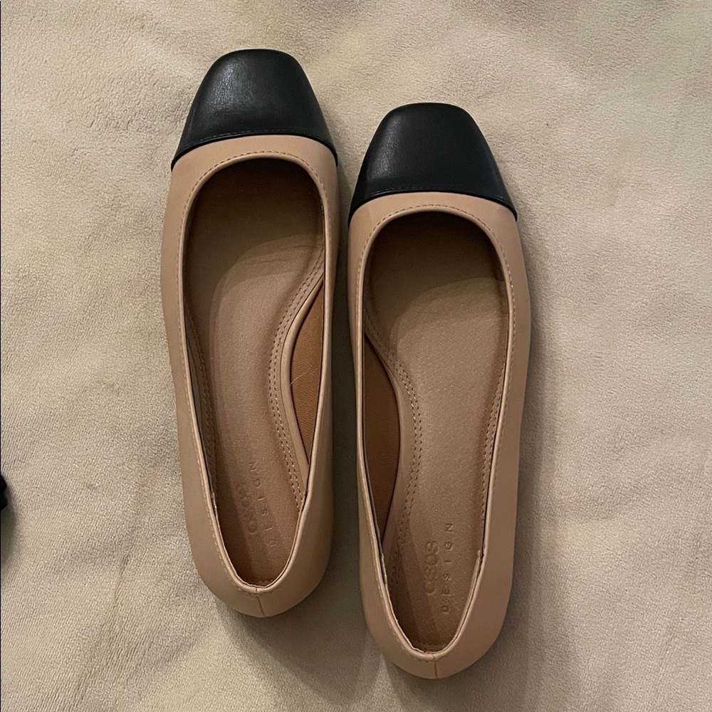 Chic Women's Black and Tan Flats - Picture 2 of 4